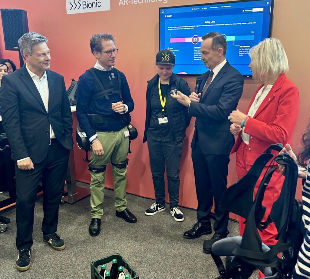 Vize-Kanzler Robert Habeck, Steffen Ganders und Norma Steller von German Bionic, Volker Wissing, Bundesminister für Digitales und Verkehr, und Kristina Sinemus, hessische Ministerin für Digitales und Innovation (v.l.n.r.)