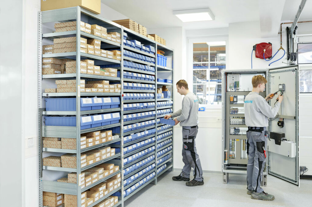 Für bestmögliche und Übersicht im Kleinteilelager bei Bernhard - Elektro- und Automatisierungstechnik sorgen Bito Fachbodenregale mit darauf abgestimmten Bito Regalkästen RK und Bito Sichtlagerkästen SK.