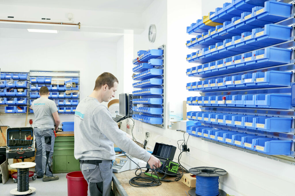 Bito Sichtlagerkästen SK lassen sich mit speziellen Haltevorrichtunge auch direkt an der Wand befestigen und schaffen bei Bernhard - Elektro- und Automatisierungstechnik platzsparend eine übersichtliche Bereitstellung von Schrauben, Steckern und Co.