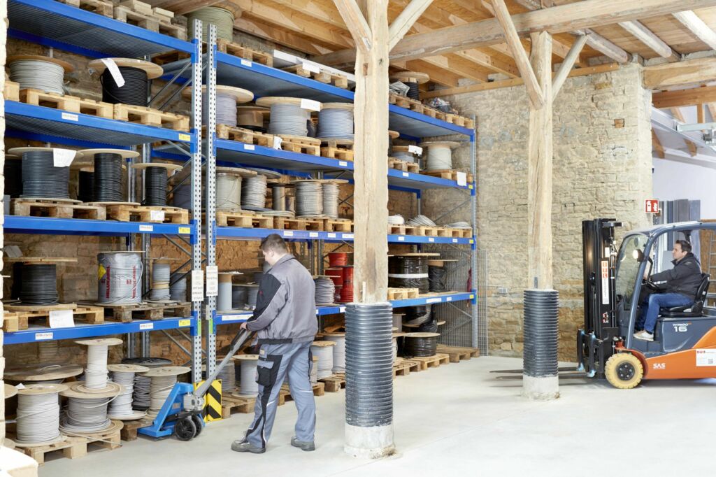 Bito Palettenregale und Bito Kragarmregale schaffen sowohl im Altbau als auch im Neubau der Firma Bernhard - Elektro- und Automatisierungstechnik viel Platz und Ordnung für schwere und sperrige Teile, wie Kabeltrommeln oder Schrankästen.