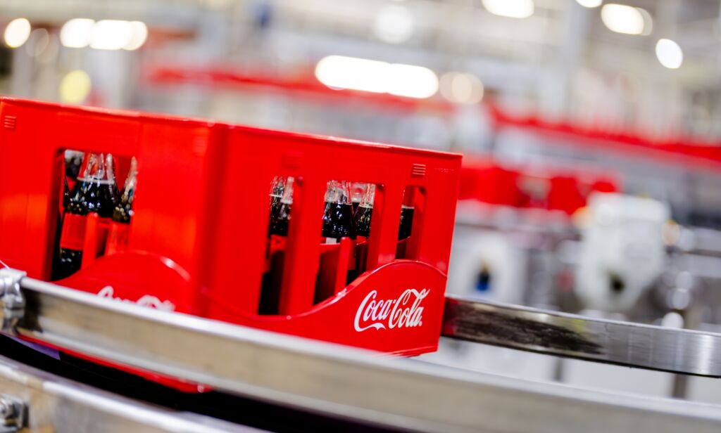 Die berühmten roten Getränkekästen für Mehrweg-Glasflaschen werden nun nach den Grundsätzen der Kreislaufwirtschaft hergestellt: aus 97 Prozent recyceltem Kunststoff.