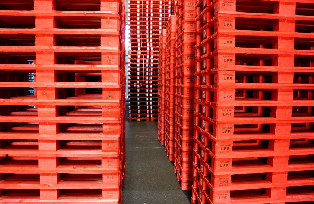 F&uuml;r Unternehmen stellt Paletten-Pooling eine attraktive Alternative zum herk&ouml;mmlichen Palettenmanagement dar, da es langfristig die Rentabilit&auml;t erh&ouml;ht und die betriebliche Flexibilit&auml;t f&ouml;rdert.