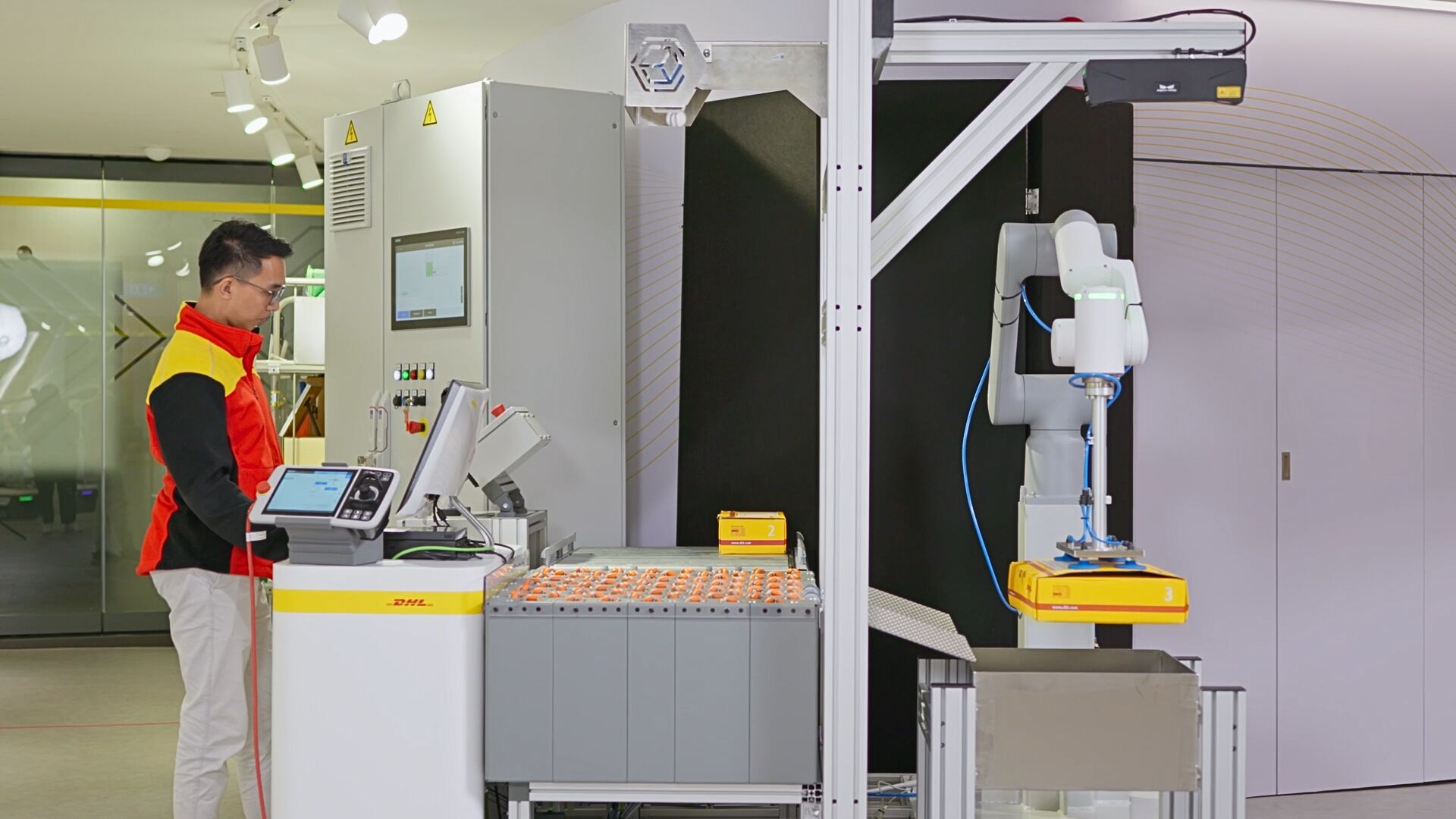 Intelligentes Förderband mit Cobot-Arm
