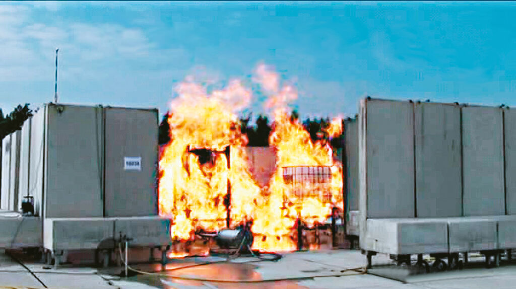 Feuerwiderstandstest von IBCs aus Edelstahl und Kunststoff bei der Bundesanstalt f&uuml;r Materialforschung und -pr&uuml;fung (BAM).