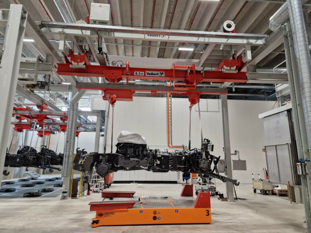 Perfekt austariert: Mit speziellen Warenträgern ermöglicht Vollert bei Valtra eine einfache Einspuranlage zur Lackierung kompletter Fahrzeuggestelle für Traktoren.