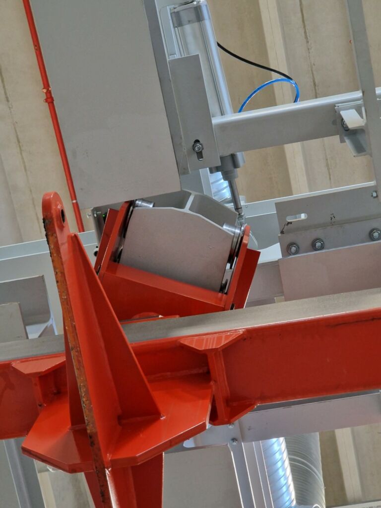 Fahren über Eck: Drehbare Fahrschienen und Warenträgerhalterungen ermöglichen den Quertransport im 90°-Winkel und damit ein besonders platzsparendes Anlagenlayout.