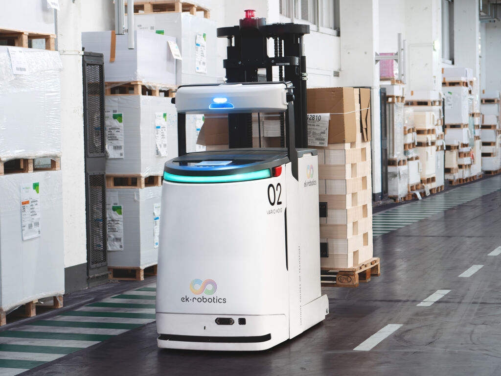 Auf dem 200m langen Fahrkurs verantworten die drei Fahrzeuge die Entsorgung der Fertigwaren der Druckmaschinen.