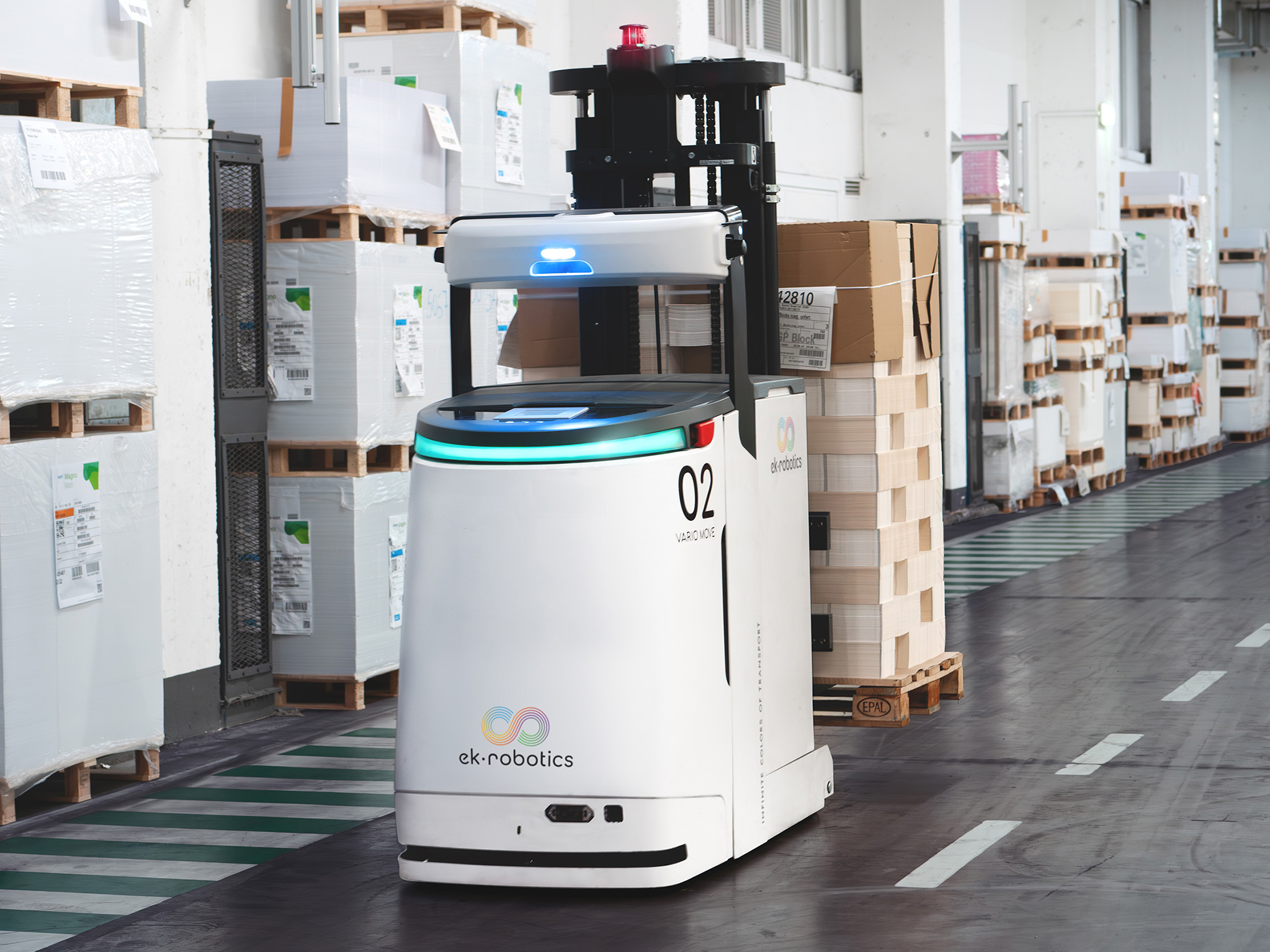 Auf dem 200m langen Fahrkurs verantworten die drei Fahrzeuge die Entsorgung der Fertigwaren der Druckmaschinen.