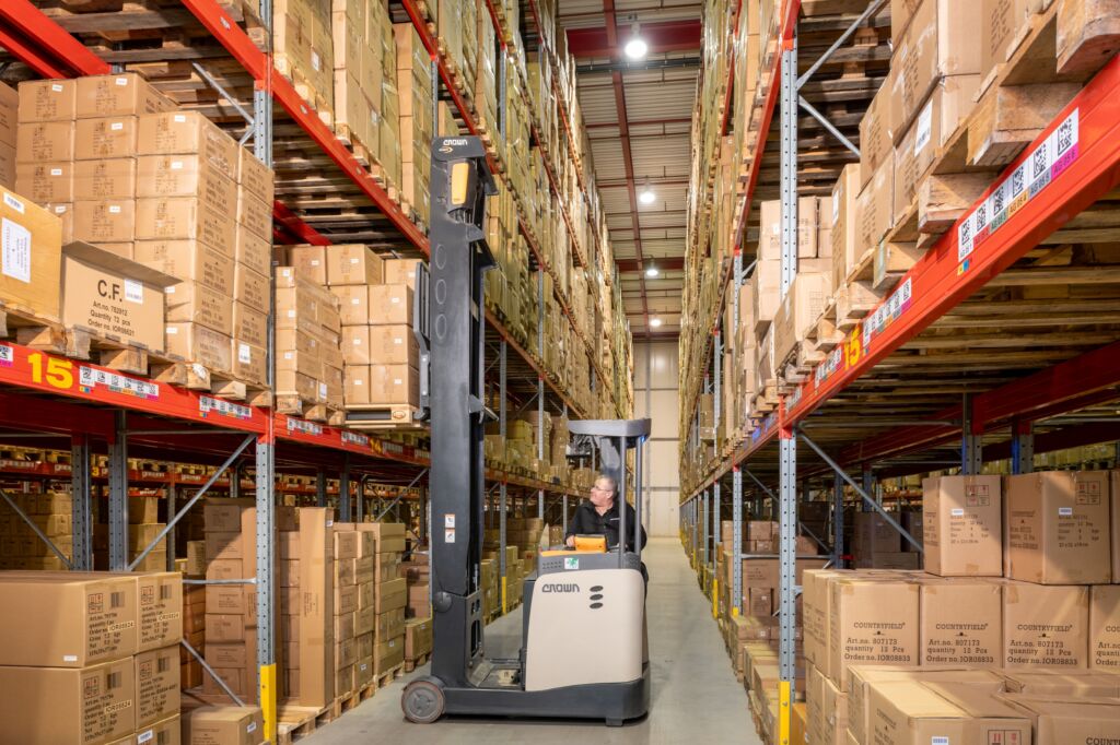 Decostar setzt in seinem Lager auf leistungsfähige Gabelstapler von Crown.