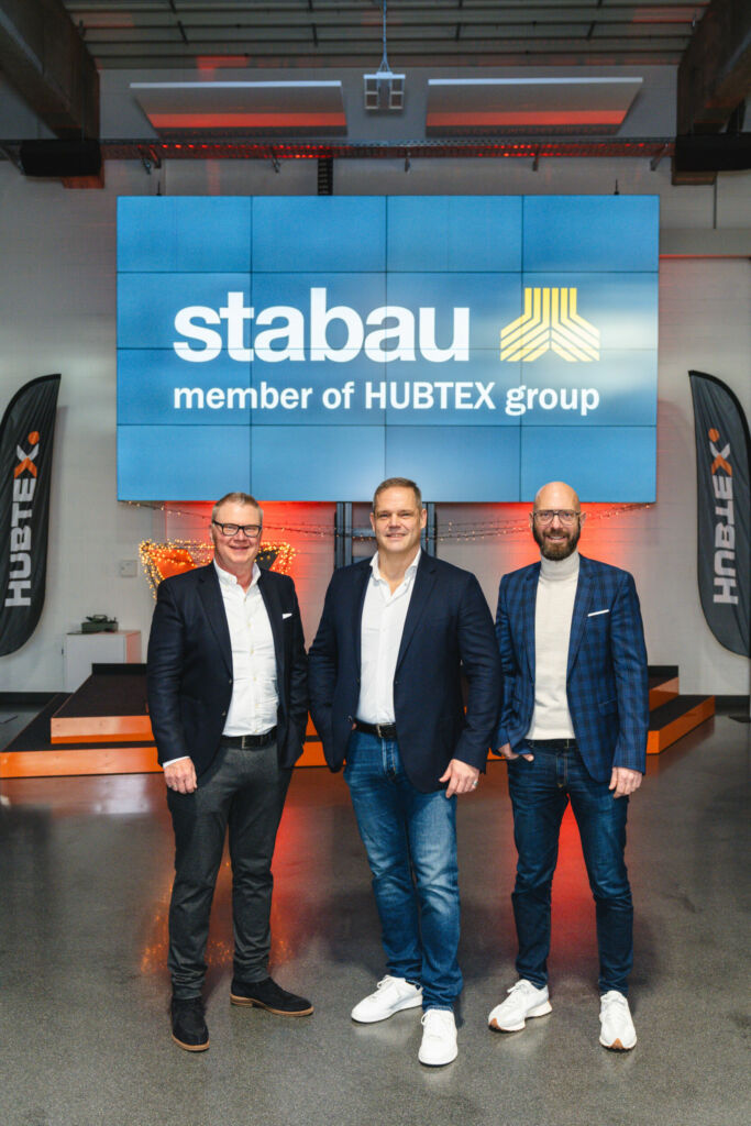 Hans-Joachim Finger, Geschäftsführer Hubtex-Gruppe; Stefan Huhn, Werksleiter Stabau GmbH; Marco Goldbach, Geschäftsführer Hubtex-Gruppe (v.l.n.r.).