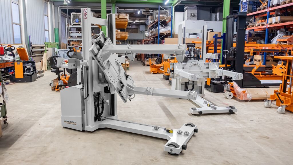 Der Elektro-Deichsel-Gabelstapler dient zugleich als Transportger&auml;t und Arbeitshilfe f&uuml;r die Montage.