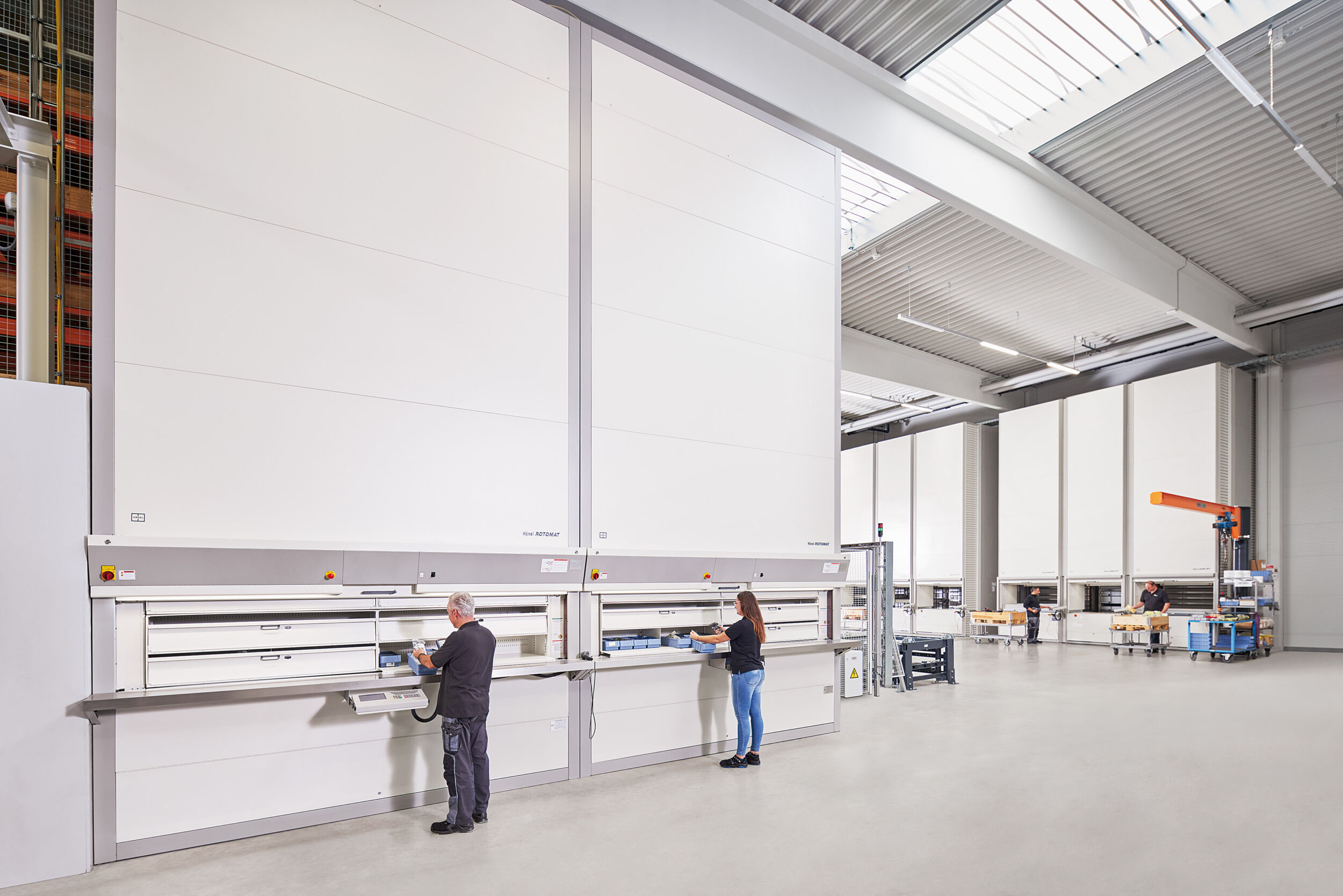 Lagerlifte versorgen Produktion, Maschinenpark, Entwicklung und Service
