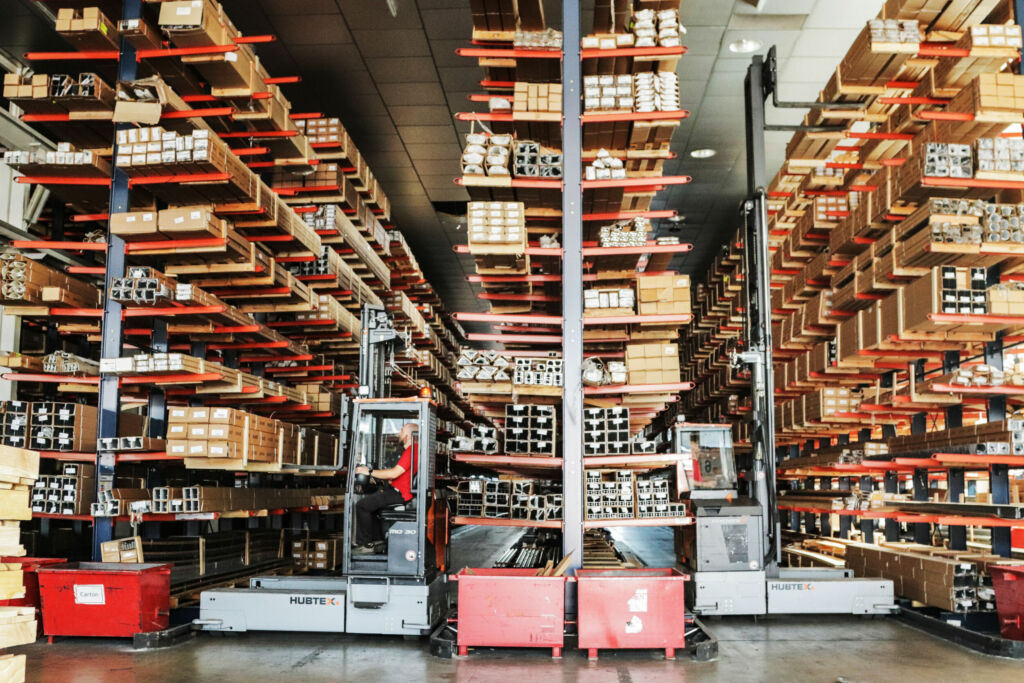 Die Fahrzeugreihe PhoeniX wird häufig für Schmalgangeinsätze in Langgutlagern konfiguriert. Genau für diesen Einsatzbereich hat Hubtex die neue, patentierte Gangeinfahrhilfe entwickelt.