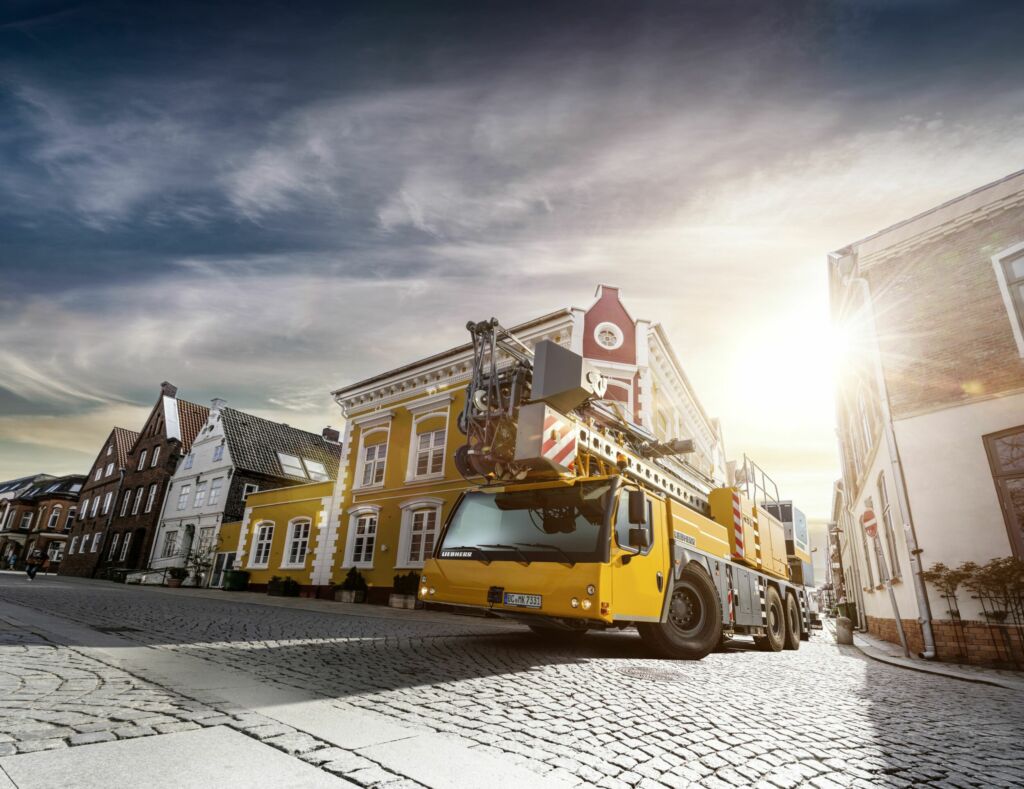 Viele Baumaschinenhersteller statten ihre einzelnen Serien oder die gesamte Hebeflotte mit der Funktechnik aus. So bietet der renommierte Hersteller Liebherr die Technik bei allen seinen Mobilbaukranen mit an.
