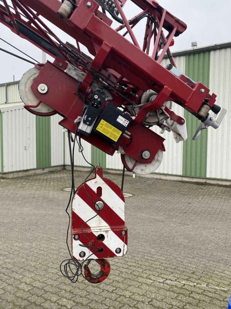 Das MRX.KranFunk-System besteht aus einer Kamera sowie einem Sender, der die Bilddaten umwandelt, verschlüsselt und schließlich an einen Empfänger in der Kabine schickt, der diese als Echtzeitbild auf einen Monitor überträgt.