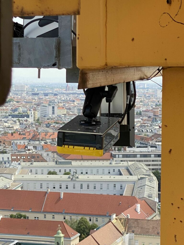 Die breiten Abstrahlwinkel der Sendetechnik von AZG Tech erlauben die Unterstützung aller Einsatzbereiche und Neigungswinkel der beiden Kranarme.