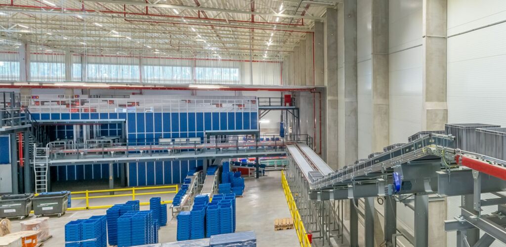 Auf vier Meter hohen LED-Wänden werden Projektrealisierungen von Element Logic vorgestellt.