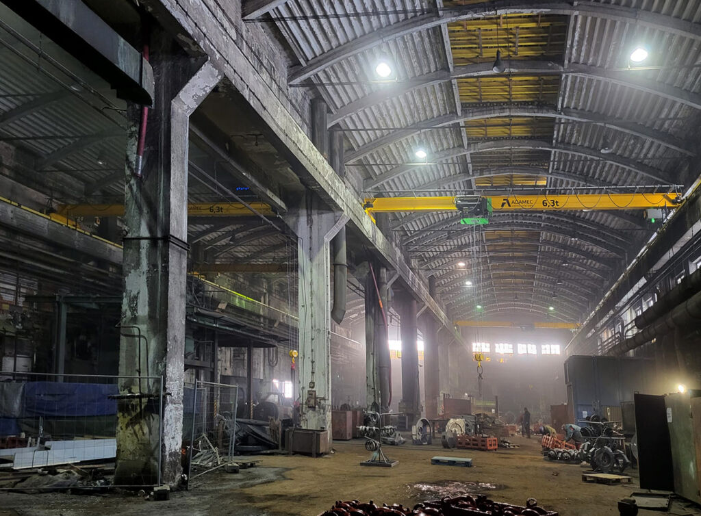 Ferngesteuerte Einträgerkrane für Lasten bis 10t mit einer Spannweite von 12,9m.