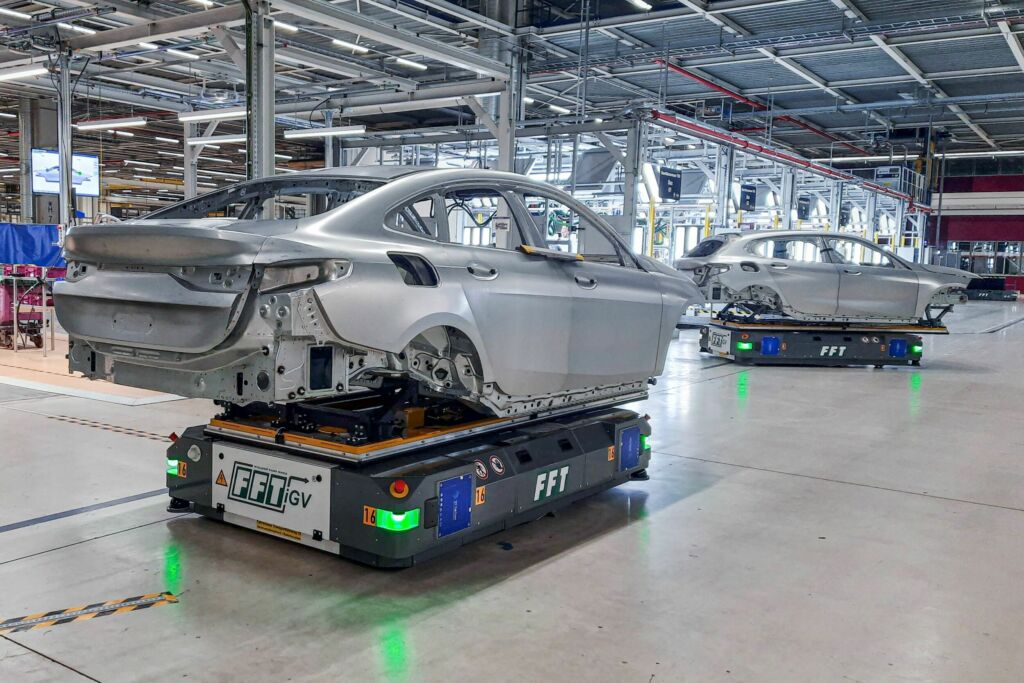 Es geht nicht nur darum, die Roboter mit Energie zu versorgen - die Art und Weise, wie geladen wird, entscheidet darüber, wie reibungslos und wirtschaftlich ein gesamter Materialfluss funktioniert.