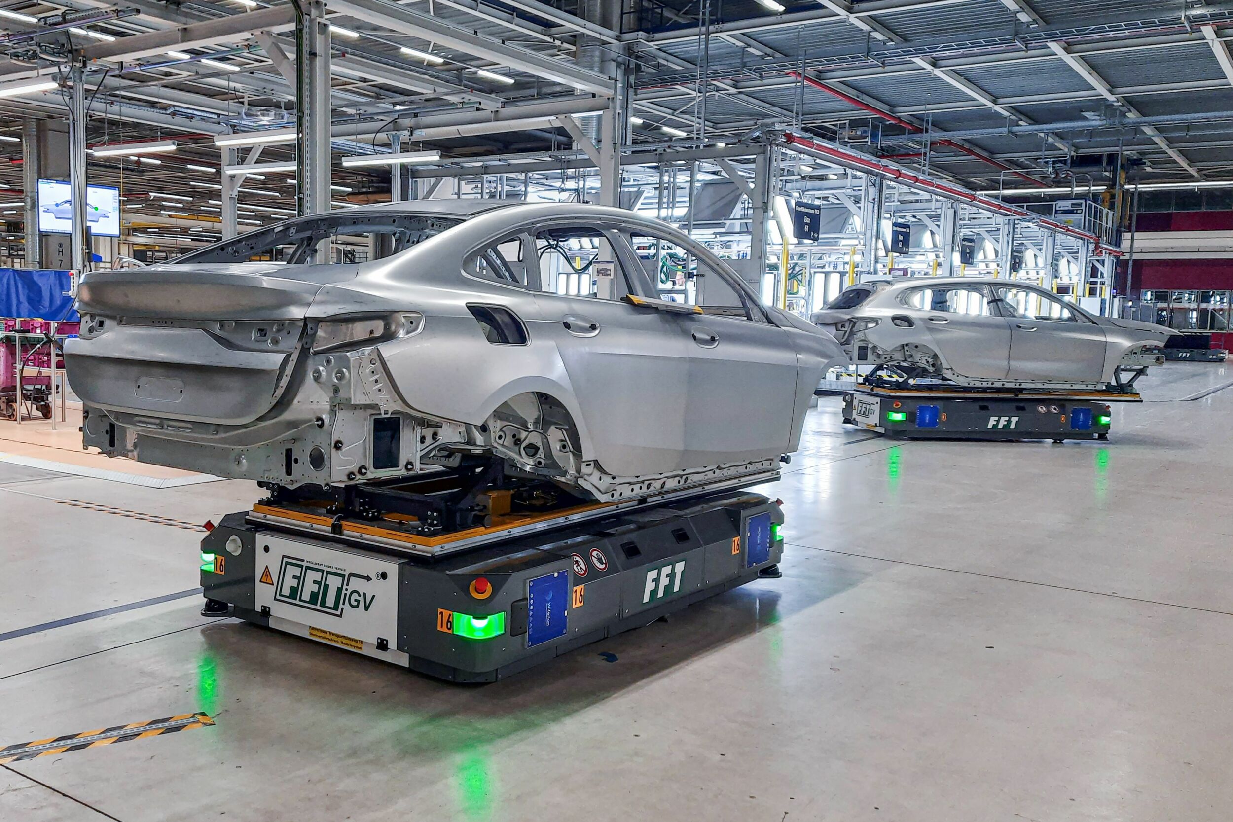 Es geht nicht nur darum, die Roboter mit Energie zu versorgen - die Art und Weise, wie geladen wird, entscheidet darüber, wie reibungslos und wirtschaftlich ein gesamter Materialfluss funktioniert.