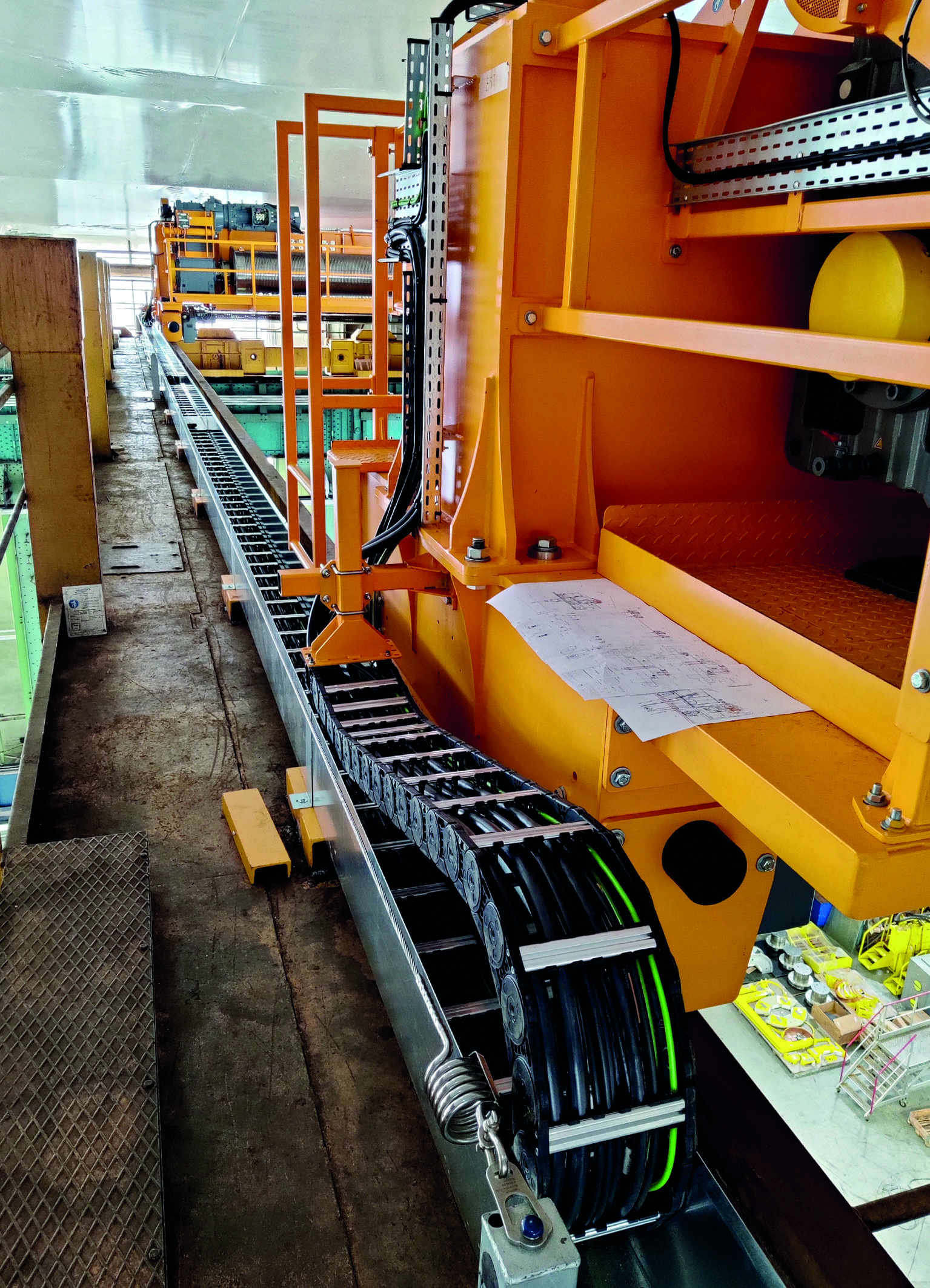 In mehreren Projektabschnitten wurde die bestehende Energieführung an den Laufkranen eines großen Metallverarbeiters durch hybride Energieketten des Typs MC0650 aus der Serie M von Tsubaki Kabelschlepp ersetzt.