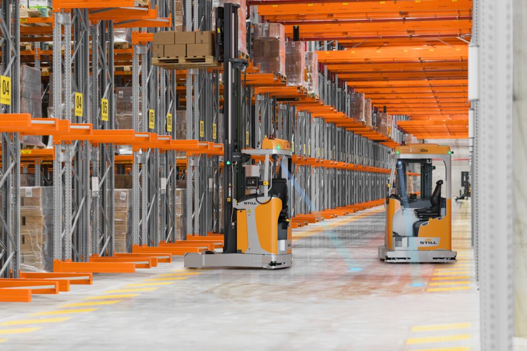 Automatisierte Lagerhelfer wie der Schubmaststapler FM-X iGo von Still ermöglichen auf Basis standardisierter Komponenten schnelle Verfügbarkeit, unkomplizierte Skalierbarkeit und intuitive Implementierung.
