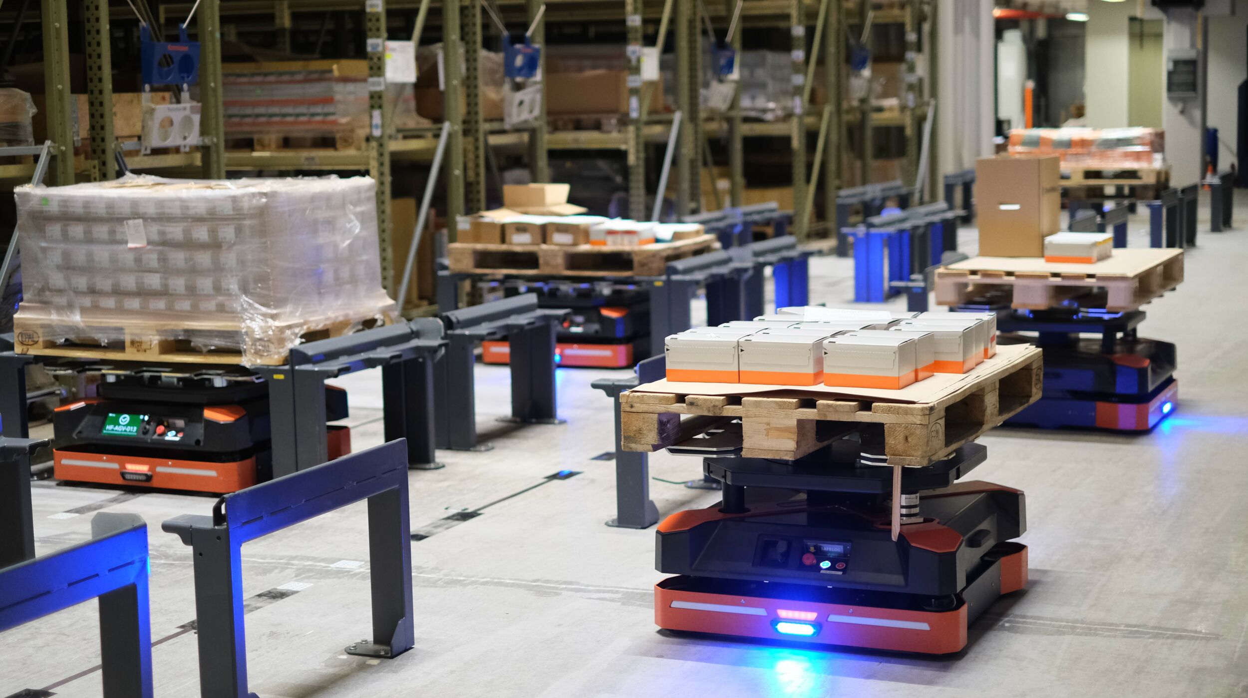 Die Steuerung einer großen Flotte über einen Leitstand kann sehr kostenintensiv sein. Kostenvorteile können mobile Transportroboter mit einer agentenbasierten Steuerung bieten.