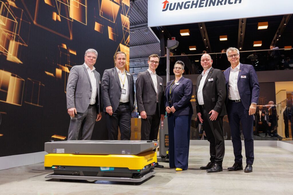 Wicke Vice Sales Director Roger-Matthias Brendt, Jungheinrich Technikvorstand Maik Manthey, Wicke Gesellschafter und Geschäftsführer Forschung und Entwicklung Philip Schlösser, Jungheinrich Vertriebsvorständin Nadine Despineux, beide Wicke Gesellschafter und Geschäftsführer Stephan Schlösser und Christian Schrape (v.l.n.r.).