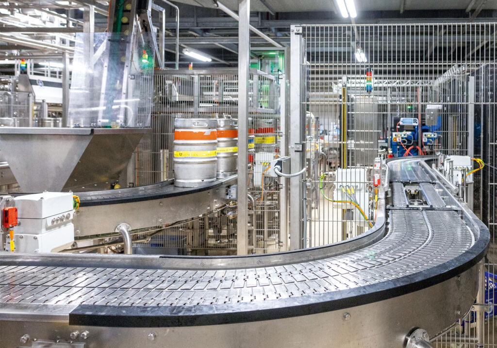 Dezentrale Antriebe Movigear performance von SEW-Eurodrive ermöglichen für den energieeffizienten Betrieb der Edelstahlförderbänder in der Brauerei.