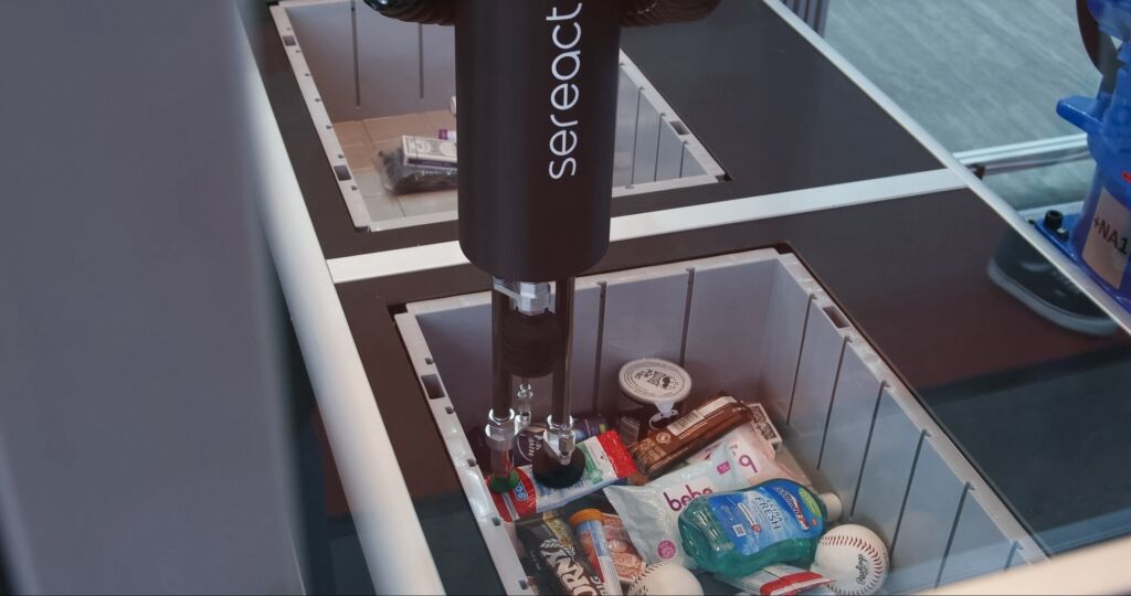 Das System erkennt spezielle Eigenschaften wie Form,
Gewicht oder Beschaffenheit der Produkte und wählt
anhand dessen die geeignete Picking-Methode.