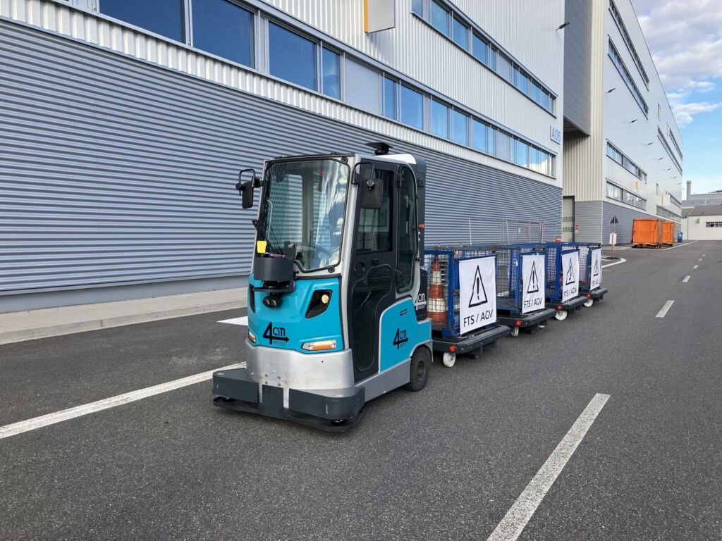 Der autonome Routenzug ist auch als Outdoor-Lösung erhältlich und transportiert Waren von bis zu 8t über den gesamten Produktionsstandort.