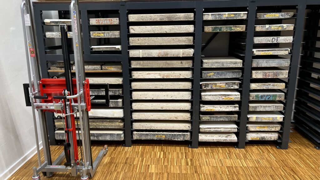 Seitdem die maßgeschneiderte Lösung installiert und in Betrieb genommen wurde, spürt Werkstattleiter Steffen Tschesno die körperliche Entlastung deutlich - Rückenbeschwerden sind passé.