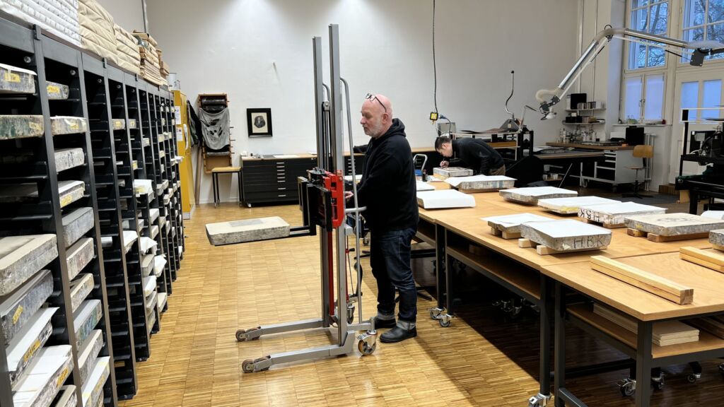 Mit dem Wunsch nach einer optimalen Lagerlösung und passendem Transportgerät für bis zu 200kg schwere Lithographiesteine wandte sich die Universität der Künste Berlin (UdK) an die Experten von Karl H. Bartels.