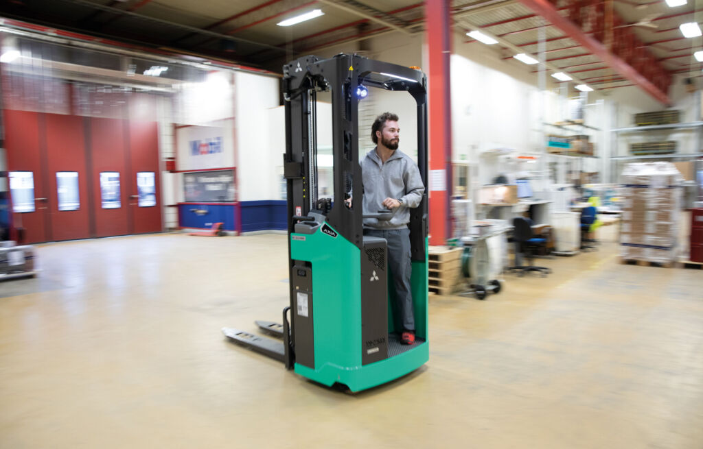 Mit der AXiA-Serie bietet Mitsubishi Forklift Trucks ein zukunftssicheres Fahrzeugkonzept für moderne Lagerlogistik.