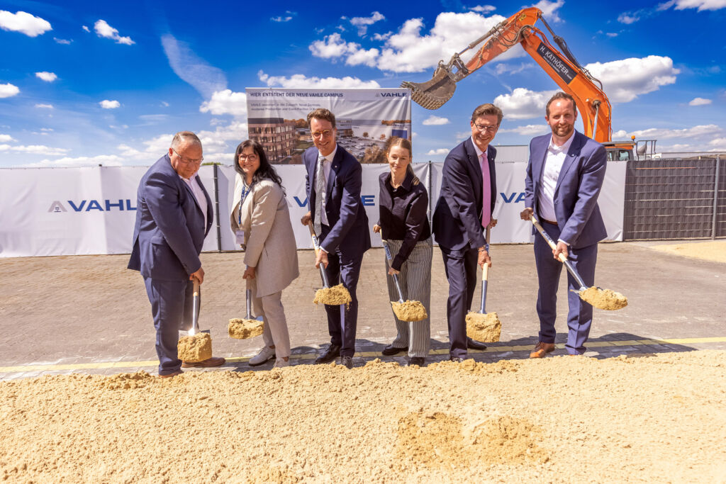 Josef Hovenjürgen,MdL; Elke Kappen, Bürgermeisterin der Stadt Kamen; Ministerpräsident Hendrik Wüst, Marlen Vahle, Gesellschafterin; Achim Dries, CEO Vahle Group; Henning Stelte, COO Vahle Group (v.l.n.r.).