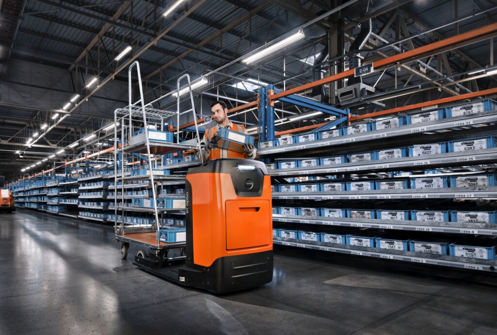 TSE100W der N-Serie mit Leiterwagen - ideal f&uuml;r Kommissionierung und Nachschub.