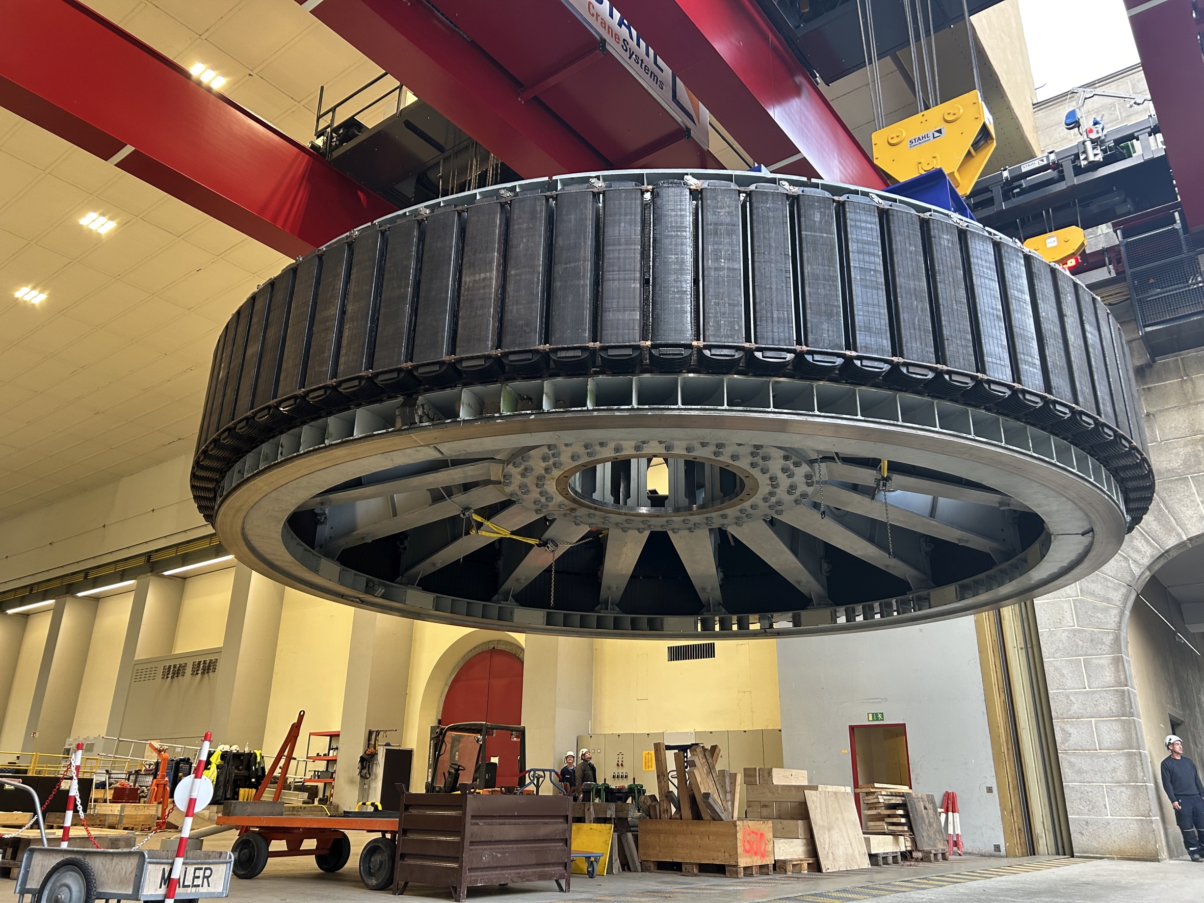 Aushub des Rotors aus dem Generator ohne Ausbau einzelner Pole.