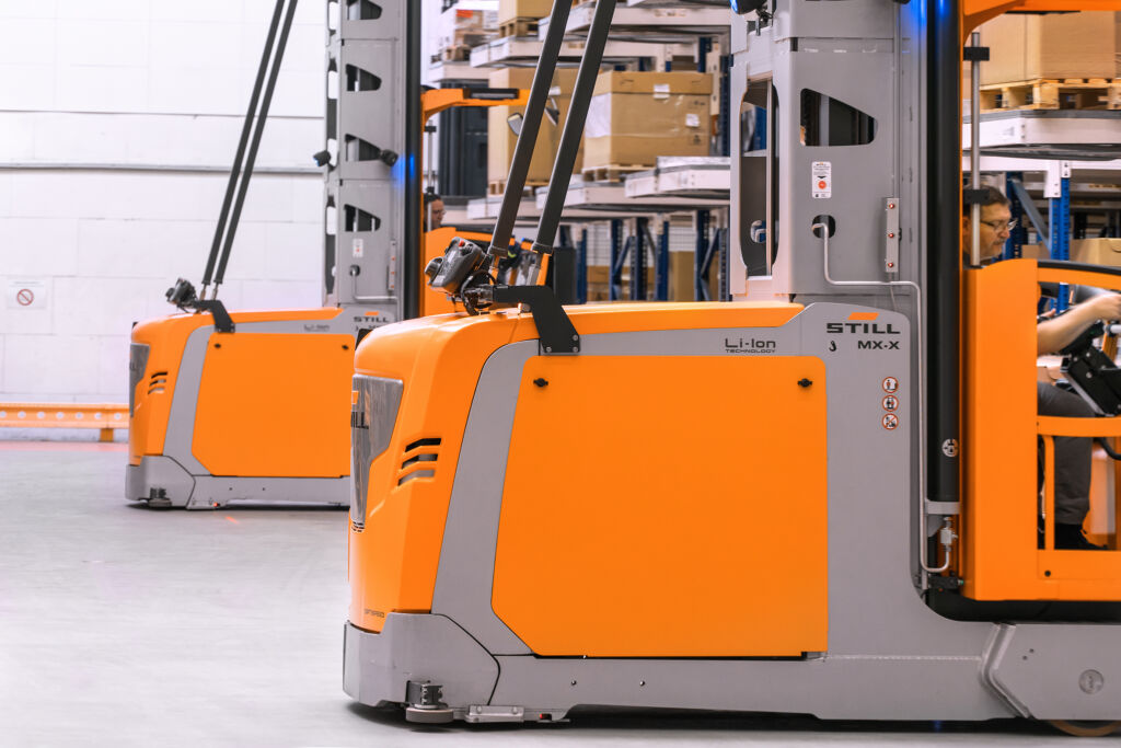 Im zentralen Auslieferungslager Schorndorf von Mahle Aftermarket hat Still für die maximale Verfügbarkeit die Staplerflotte größtenteils mit Lithium-Ionen-Batterien ausgerüstet.