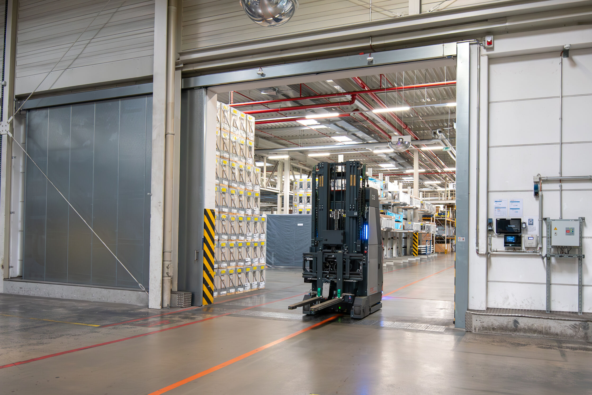 Die Hörmann Feststellanlagensteuerung FAA-Plus kommuniziert direkt mit den fahrerlosen Transportsystemen - für Sicherheit im Brandfall.