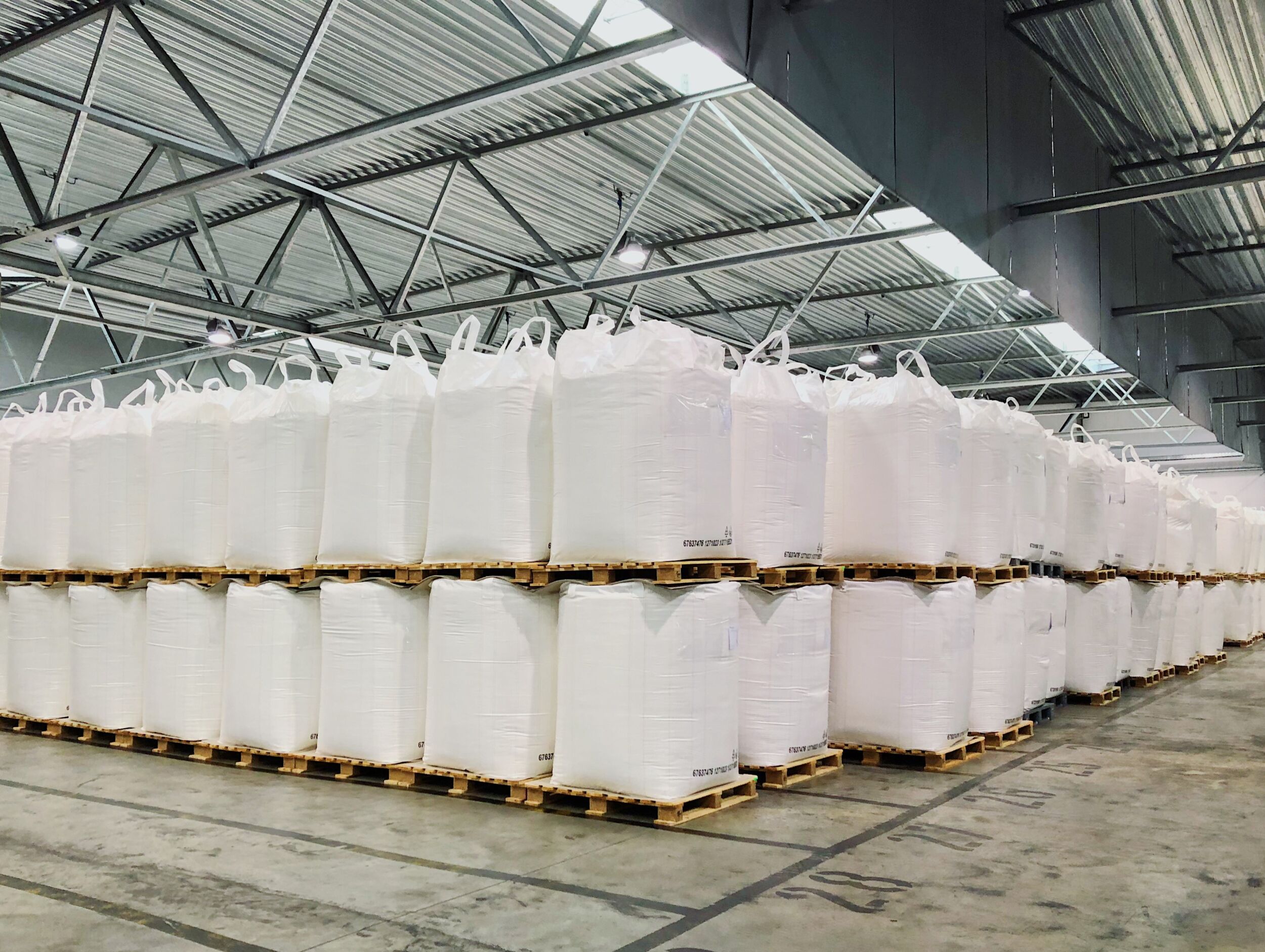 Zu den vielfältigen Produkten der BASF gehören Chemikalien für Superabsorber, die in Hygieneprodukten eingesetzt werden.