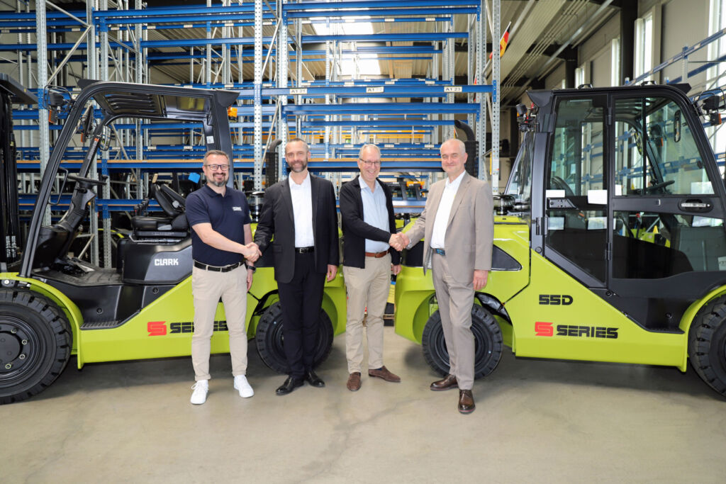 Marcin Proszowski, Regional Manager, Clark Europe; Jan David, General Manager, Zeppelin Polska; Stefan Budweit, President & CEO Clark Europe; Jan Gruenwald, CEO, Zeppelin Polska (v.l.n.r.).