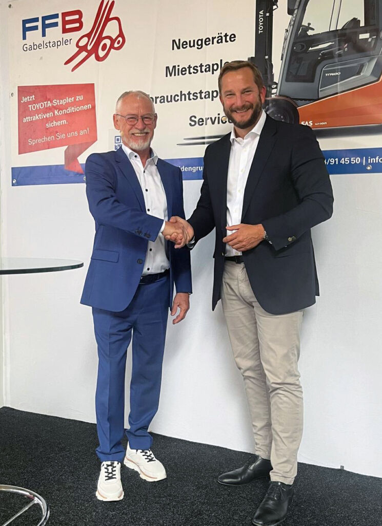 Manfred Fetter, Geschäftsführer von FFB Förder- und Hebezeuge Service (l.) und Jan Lorenz, Geschäftsführer von Toyota Material Handling Deutschland (r).)