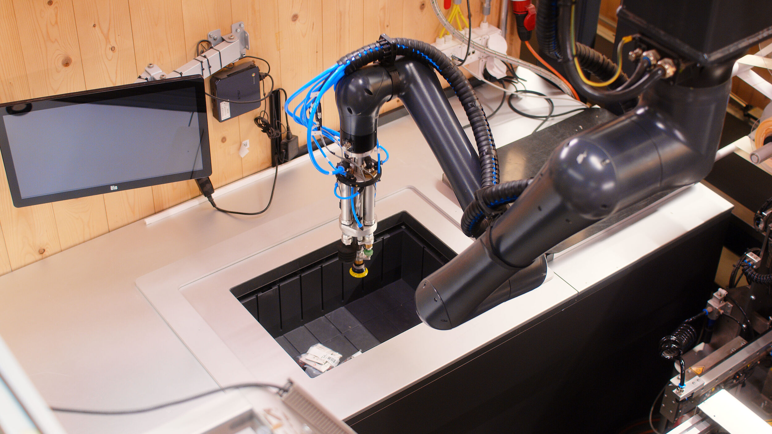 KI-Robotik in Lagerlösungen integriert