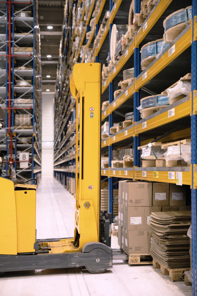 Elektrifizierung in der Intralogistik nicht isoliert betrachten: Die Ladeleistung von Flurförderzeugen sollte abhängig von der Gesamtlast dynamisch bestimmt, fortlaufend angeglichen und optimiert werden können.