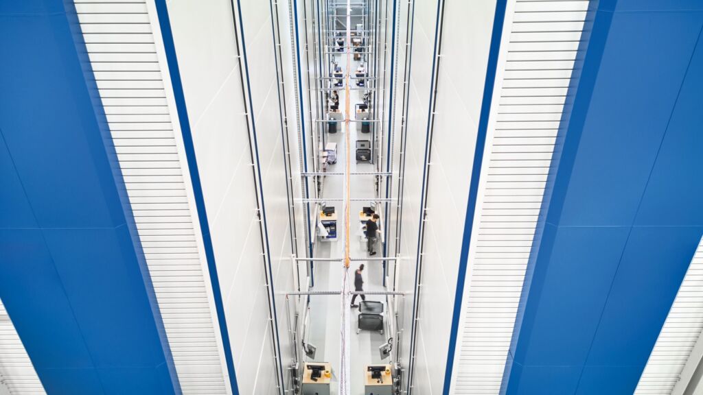 Die 20 Hänel Multi-Space Lagerlifte mit einer Höhe von 15m wurden optimal an die vorhandene Deckenhöhe angepasst und sind zudem mit einer Sprinkleranlage ausgestattet.