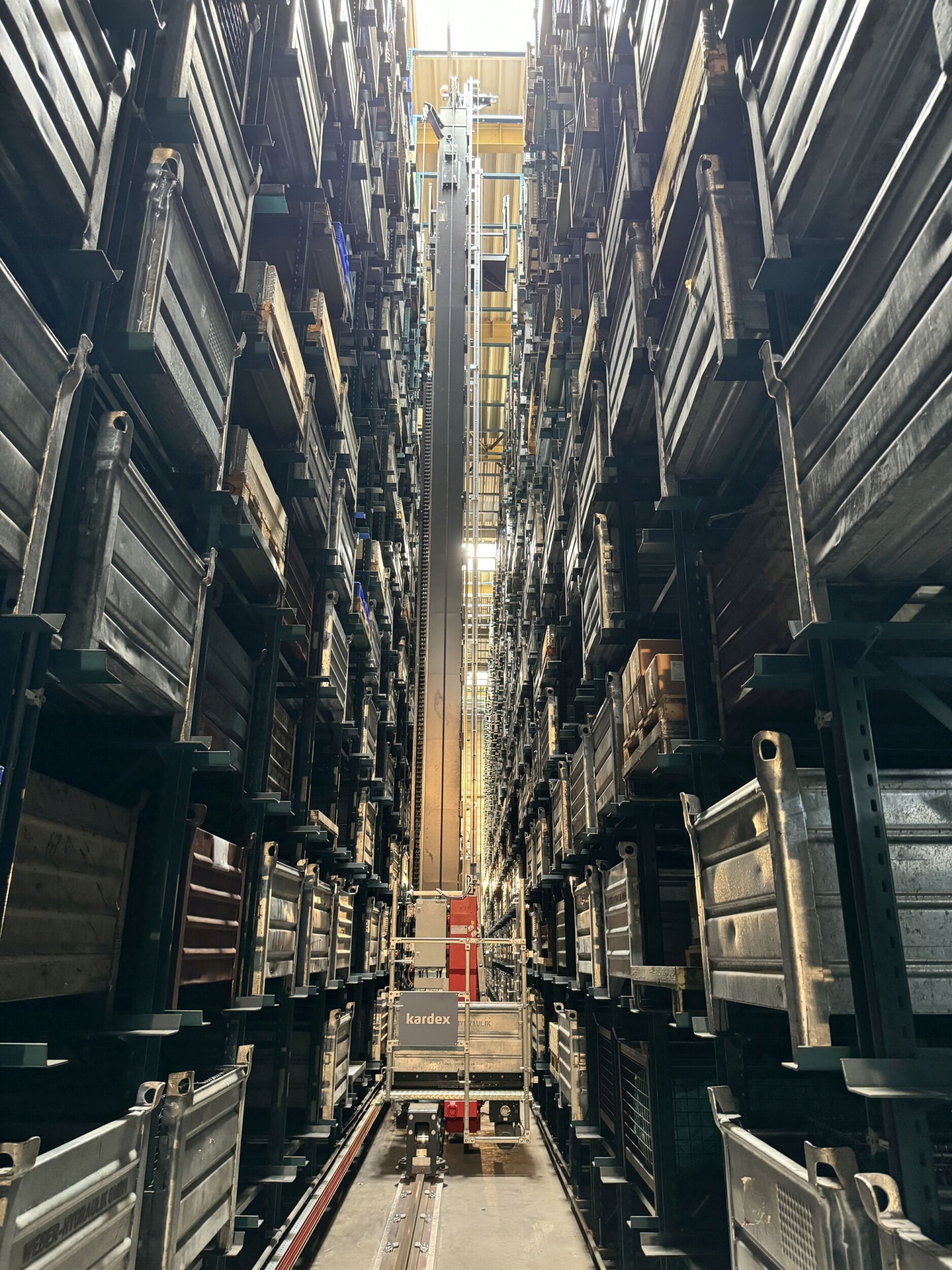 Kardex Mlog hat für Weber-Hydraulik innerhalb von nur drei Wochen ein Pufferlager modernisiert.