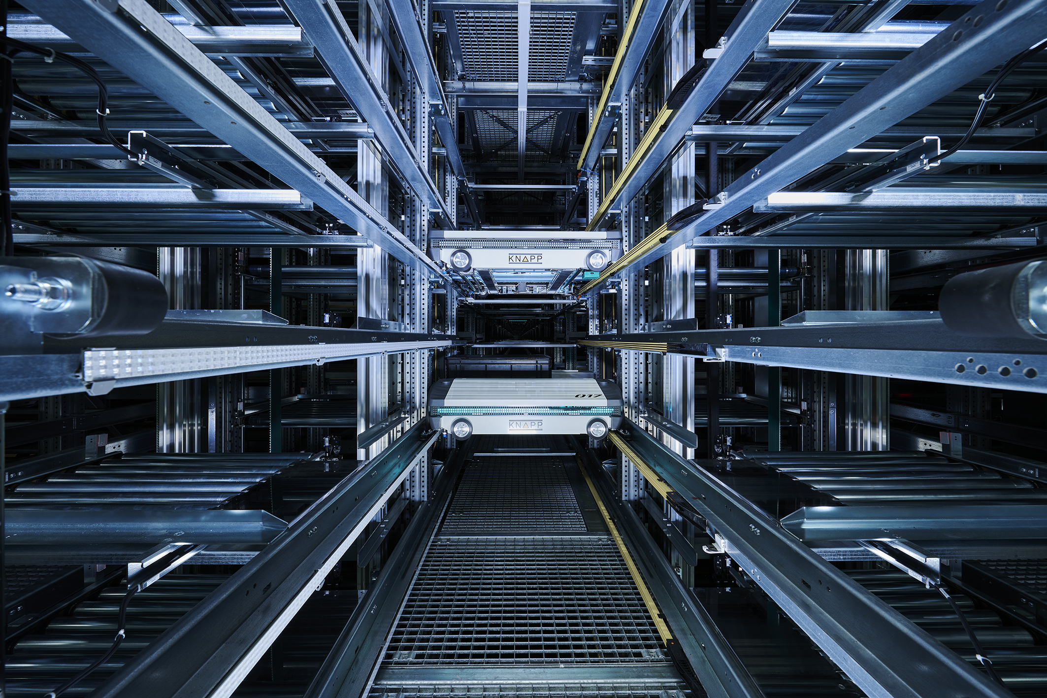 Durch die intelligente Kombination aus Evo Shuttle, Open Shuttles und Fördertechnik sind alle Produktionsbereiche effizient verbunden. Sie sorgen für einen konstanten, durchgängigen Materialfluss vom Wareneingang über die Produktion bis zum Warenausgang.