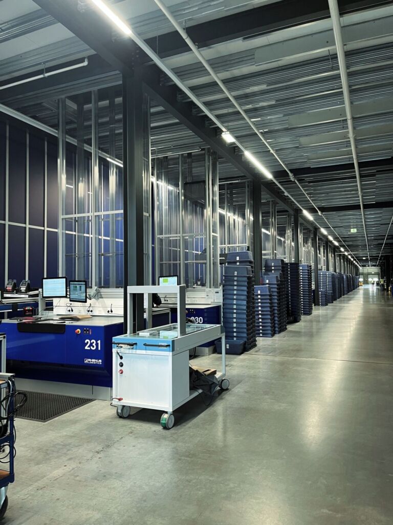 Im Rhenus Logistikzentrum werden t&auml;glich hunderttausende Artikel mithilfe des AutoStore f&uuml;r die schnellstm&ouml;gliche Belieferung von rund 550 Buchhandlungen und E-Commerce-Kunden ein- und ausgelagert.