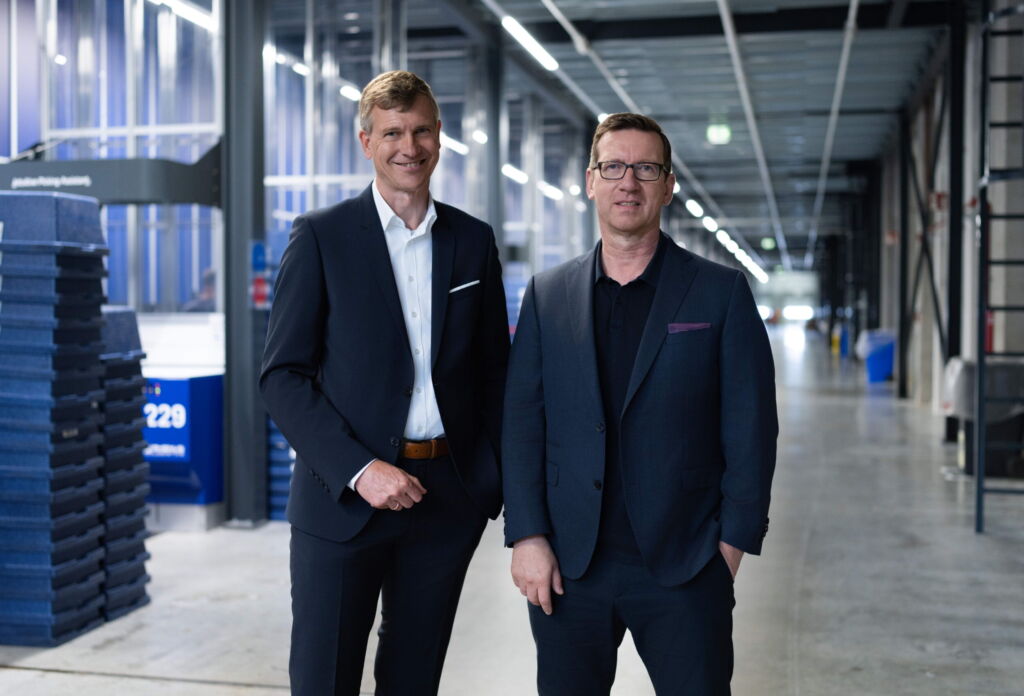 Dr. Stephan Peters, Mitglied des Vorstands der Rhenus Gruppe (l.) und Marco Rebohm, Gesch&auml;ftsf&uuml;hrer Supply Chain & Logistik bei Thalia (r.).