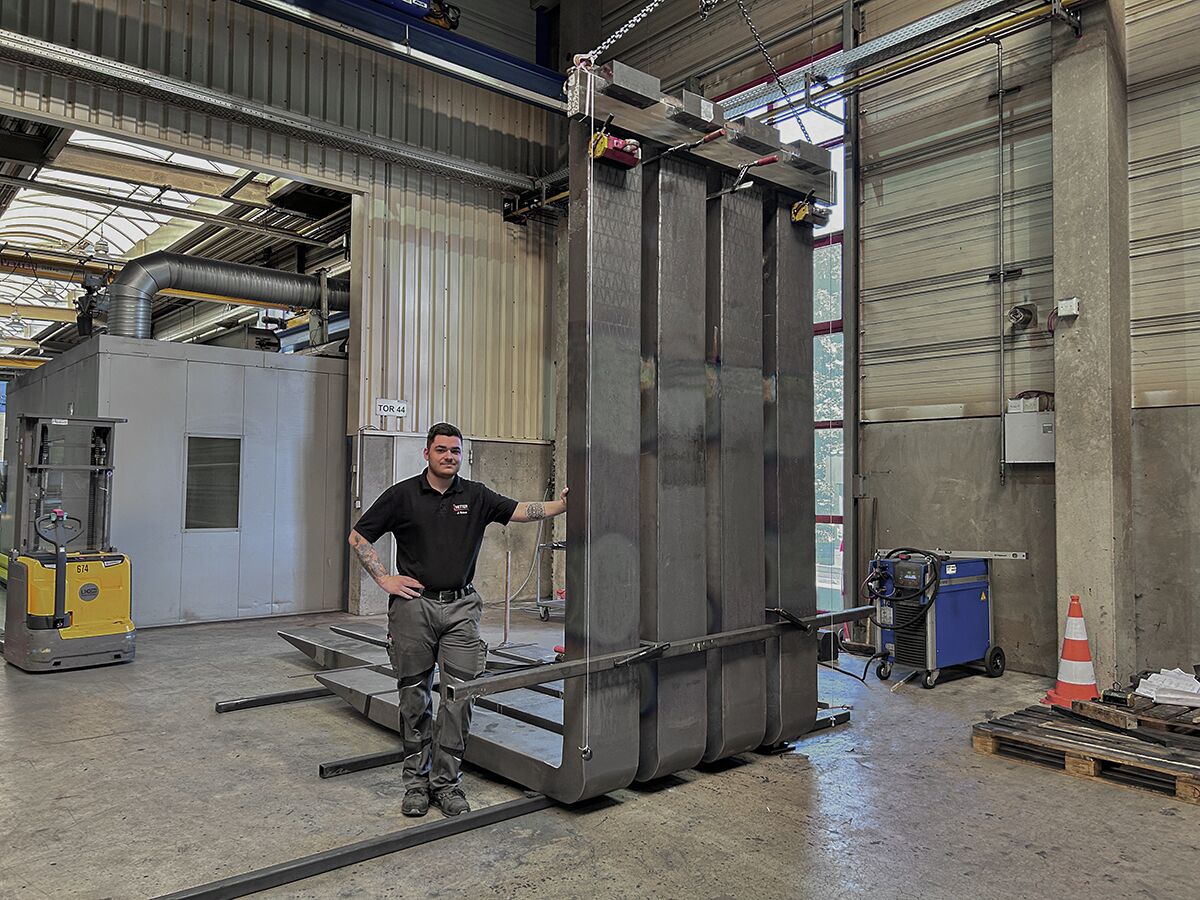 Giganten im Alltag: Mitarbeiter verdeutlicht die Größe der Big Forks.